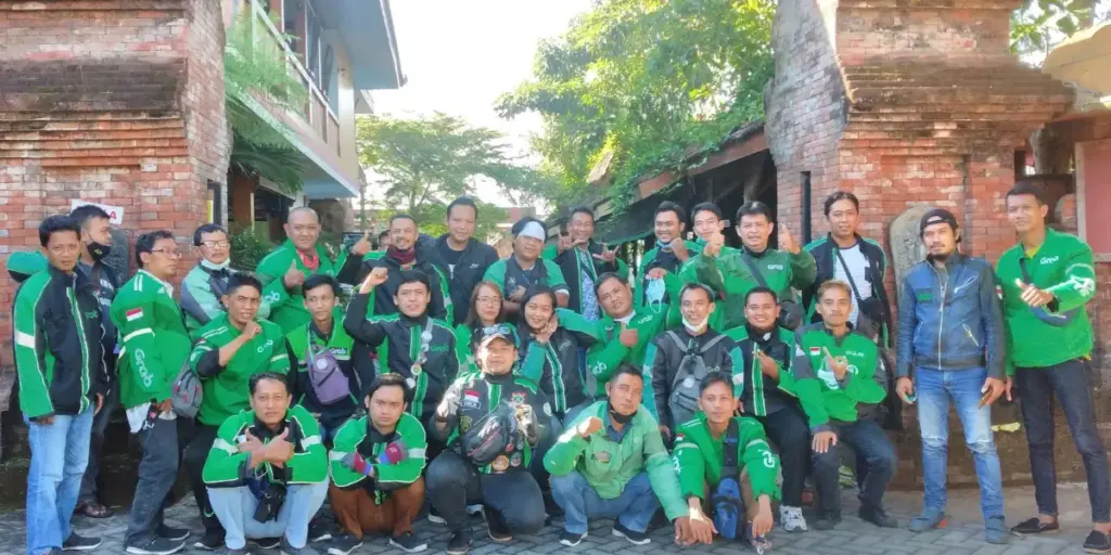 Grabbike Majapahit Community GMC Foto Bersama depan Tugu di Mojokerto