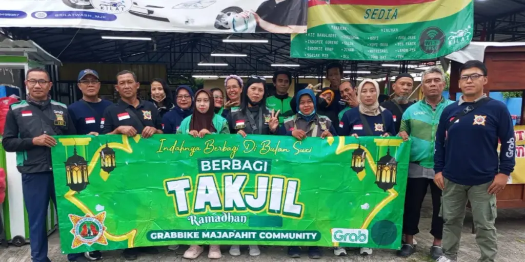 Kekompakan Driver GMC Mojokerto Salurkan Ratusan Paket Takjil untuk Masyarakat