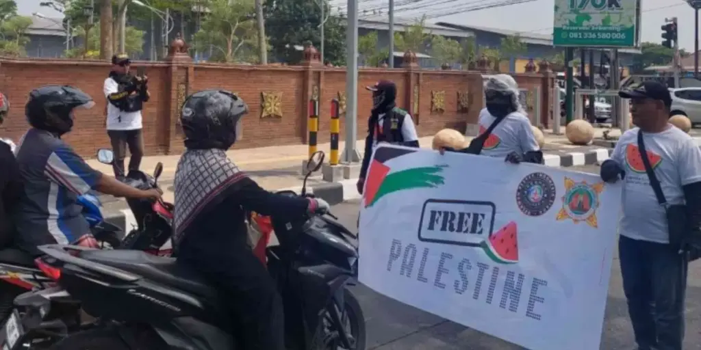 Komunitas GMC dan Yayasan RIS berbagi Semangka di Jalan