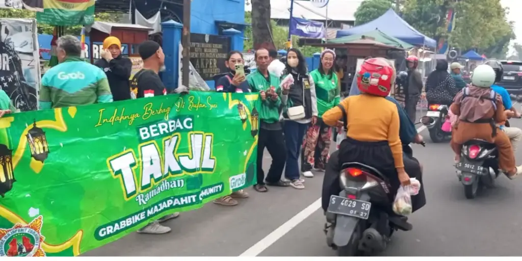 Komunitas Ojek Online GMC Mojokerto sesi berbagi takjil di jalan